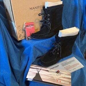 Manitobah kootney suede lace up  Black Boots size 6.